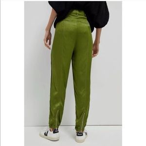 NWT Diandra Satin Moss Green Pleated Joggers size 8.
